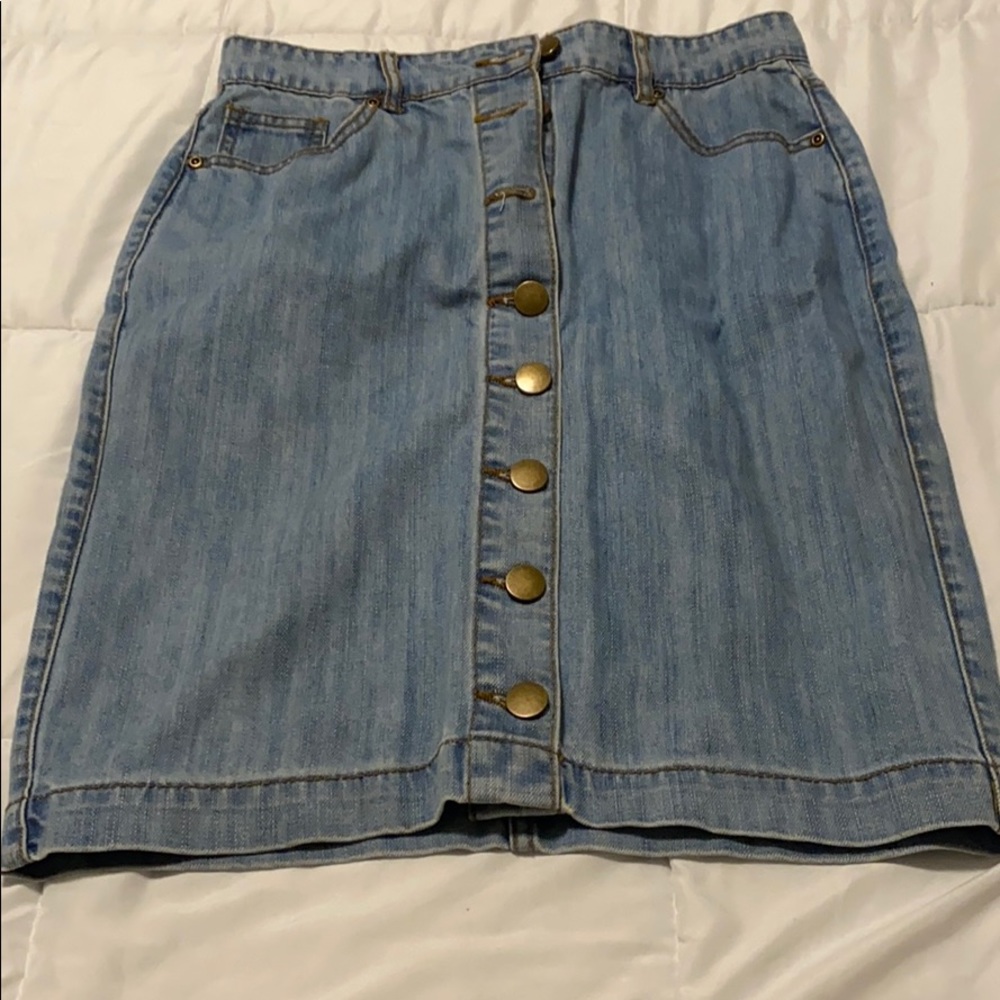 Jean skirt with big buttons